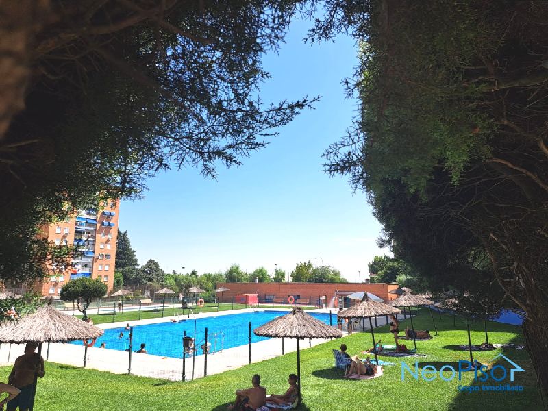 AMPLIO Piso de URBANIZACIN con Piscina en Zona Alcalde J Aranda